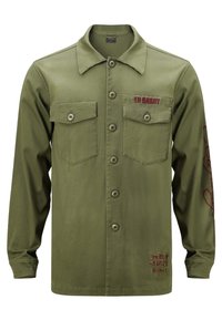 Camicia verde oliva a maniche lunghe con chiusura a bottoni, due tasche sul petto e testo ricamato sul davanti e sulla manica. Tessuto morbido e liscio.