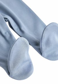 Světlomodrý bavlněný overal s nohama, s hladkým povrchem, kulatými knoflíky a měkkými, zaoblenými tvary nohou pro pohodlí.