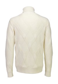 Crèmekleurige gebreide trui met een hoge kraag en een ruitpatroon. Heeft ribbelmanchetten en -zoom, waardoor textuurrijke verticale lijnen zichtbaar zijn.