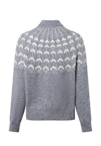Grauer Strickpullover mit einem weißen Pfeilmuster über dem oberen Rücken, rundem Kragen und langen Ärmeln. Glatte Textur über die gesamte Fläche.