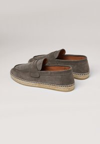 Grå ruskind slip-on sko med en jute espadrille sål, der har en rund tå og minimale syningsdetaljer. Glat overflade med et klassisk design.