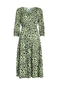Leopardprint jurk in lichtgroen. Heeft driekwartmouwen, een ronde halslijn en een gathering taille met een gelaagde rok.