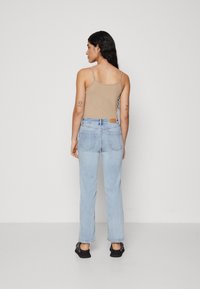 Vero Moda Petite VMFLASH - Sirgete säärtega teksad - light blue denim