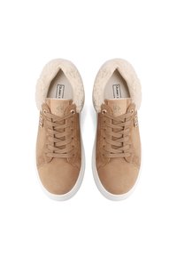 Sneakers in suede beige con morbida fodera crema, lacci piatti e branding sottile. Suole in gomma bianca e design a punta arrotondata.