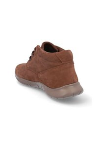 Zapato casual para hombre en ante marrón, con cordones, cuello acolchado y suela de goma marrón, visto desde la parte trasera sobre un fondo blanco.
