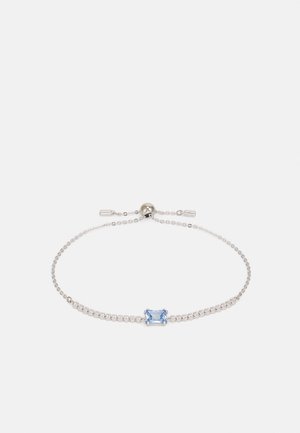 Sølv armbånd med en sentral lys blå rektangulær stein, omgitt av klare runde krystaller på en delikat kjede. Justerbar lukking.