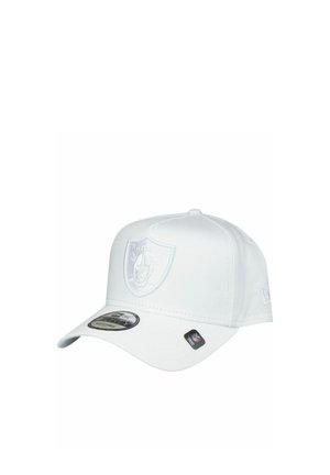 Weißes Baseballcap mit einem erhabenen Oakland Raiders-Logo auf der Vorderseite und NFL-Etiketten am gebogenen Schirm.