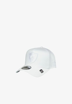 Weißes Baseballcap mit einem erhabenen Oakland Raiders-Logo auf der Vorderseite und NFL-Etiketten am gebogenen Schirm.