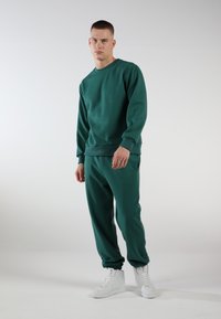 EOSELIO ELEVATE - Jogginghose - evergreen