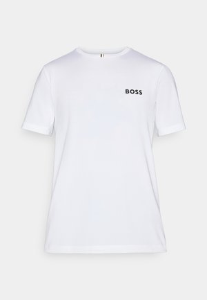 Biała bawełniana koszulka z krótkim rękawem i okrągłym dekoltem, z czarnym logo "BOSS" na lewej piersi oraz kontrastowymi akcentami z tkaniny.