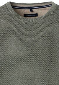 Maglione lavorato a maglia in verde oliva chiaro con colletto a girocollo a coste e etichetta del marchio CASA MODA all'interno del colletto.