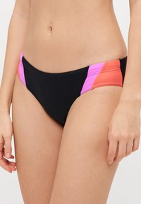 Czarne majtki bikini z różowymi i koralowymi bocznymi panelami, elastyczną talią oraz gładkim, elastycznym materiałem zapewniającym komfort i pewne dopasowanie.