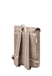 Brauner Stoff-Rucksack mit gestepptem Muster, umrollbarem Verschluss, verstellbaren Trägern und einem Reißverschlussfach an der Seite.