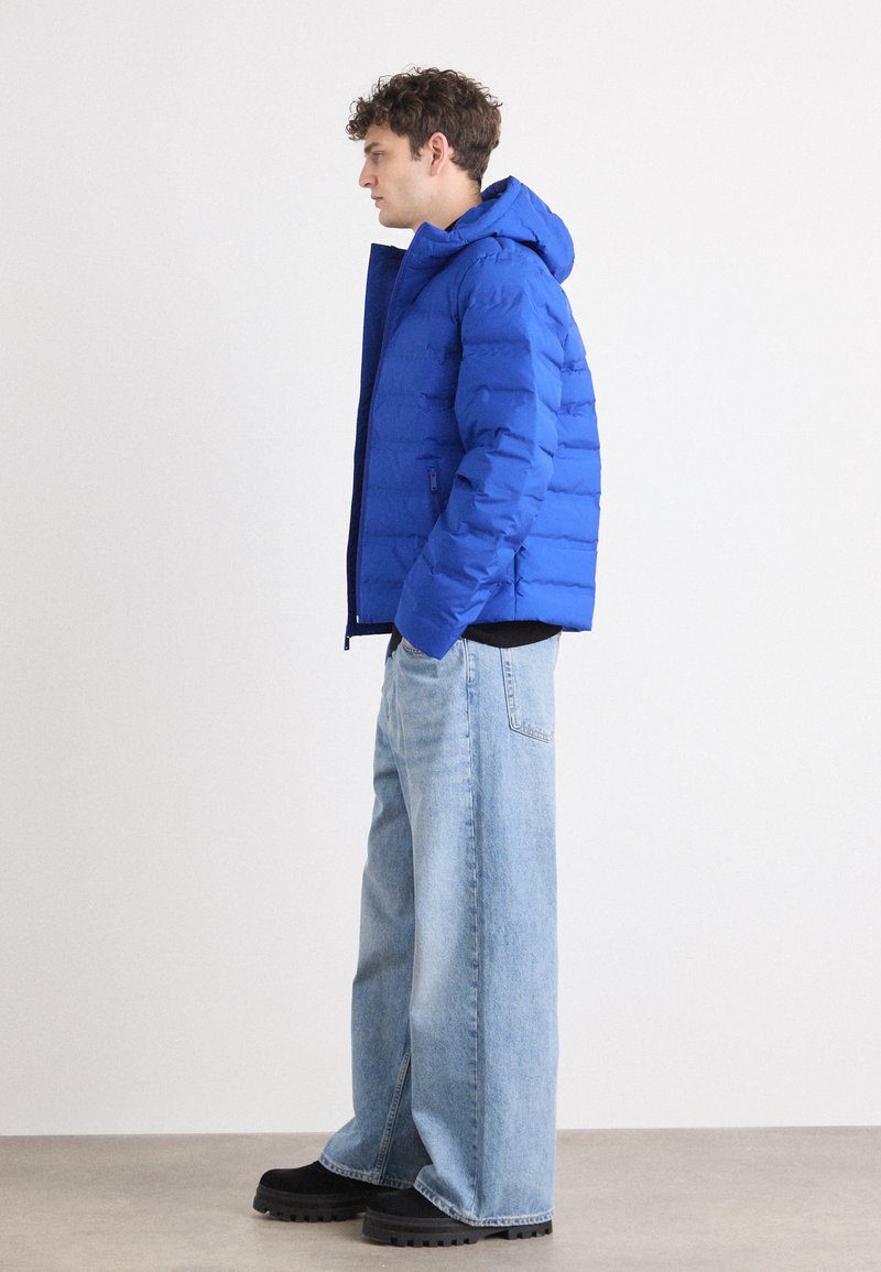 Calvin Klein PACKABLE EMBOSSED LOGO - Bunda z prachového peří - blue