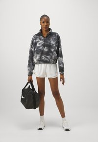 Nike Performance ONE - Suéter de forro polar - black