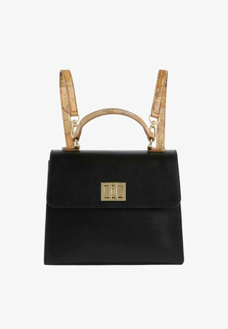 Borsa a tracolla in pelle nera con un design strutturato, hardware dorato e una tracolla removibile con motivo mappa. Texture liscia con chiusura a patta.