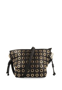 Sac en cuir noir avec des détails en œillets dorés, une forme effilée et une bandoulière. Comprend des fermetures à cordon et des accents.