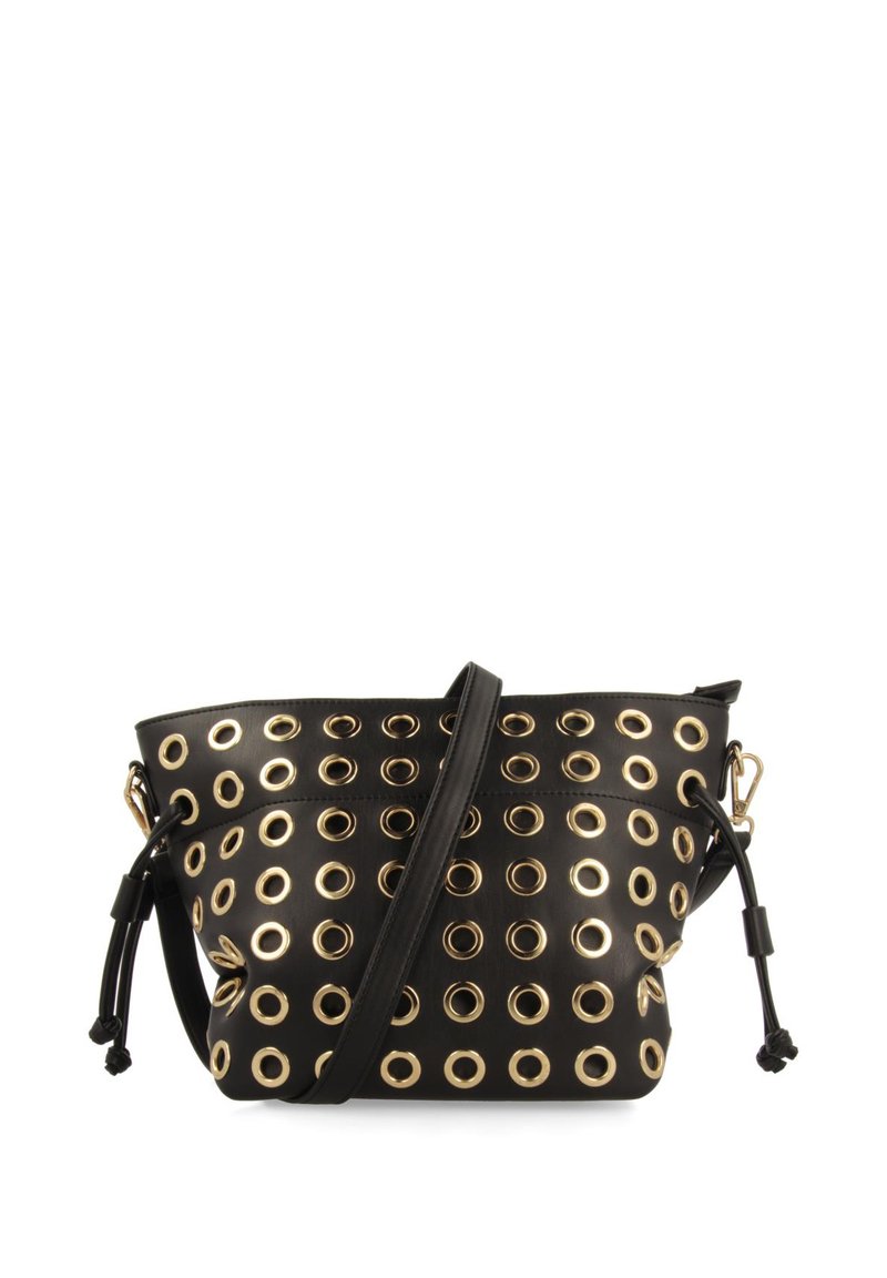 Sac en cuir noir avec des détails en œillets dorés, une forme effilée et une bandoulière. Comprend des fermetures à cordon et des accents.