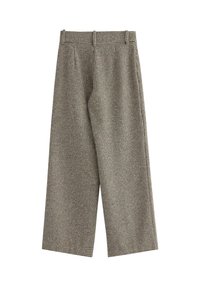 Kalhoty s vysokým pasem a širokým střihem s černobílým houndstooth vzorem a poutky na pásek na bílém pozadí.