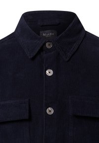 Námořnická manšestrová košile s límcem, dvěma náprsními kapsami a stříbrnými knoflíky, se strukturovaným žebrováním po celé ploše.