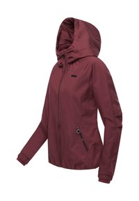 Veste légère bordeaux avec une fermeture éclair frontale, une capuche, des poignets élastiques et des poches latérales ; texture lisse et coupe ajustée.