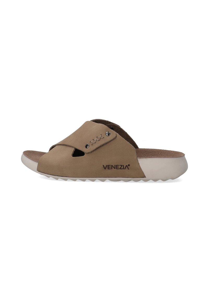 Slide sandalen in beige suède met uitgesneden ontwerp, vetersluiting en een gestructureerde witte rubberen zool. Merkenlogo "VENEZIA" op de zijkant.