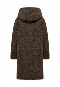 Bruine, fluffy oversized jas met een capuchon, gemaakt van een gestructureerde stof en lange mouwen, tot onder de knie gesneden voor volledige bedekking.