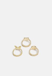 Três anéis de ouro com faixas texturizadas, um com um acento de laço e outro com um formato de coração. Cada um tem um acabamento liso e polido.