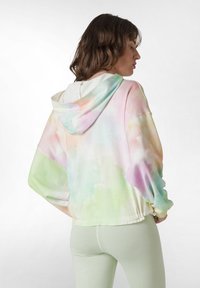 Felpa con cappuccio caratterizzata da un design tie-dye pastello con tonalità di rosa, verde e blu. Realizzata in tessuto morbido, presenta una vestibilità comoda e un orlo elastico.