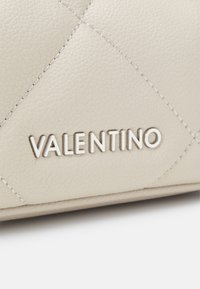 Valentino Bags Handväska - beige