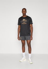 ASICS FUJITRAIL LOGO TOP - Sports T-shirts - performance black