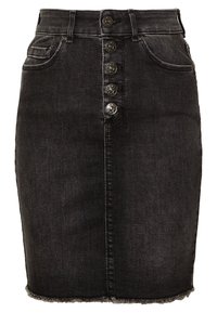 Zwarte denim rok met vijf metalen knopen aan de voorkant, hoge taille en een rafelige zoom. Bevat twee zijzakken en een getailleerd silhouet.