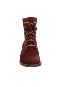 Bottines en daim rouges avec un bout rond, un devant à lacets et une fermeture éclair sur le côté. Présente des lacets beiges et une surface texturée.