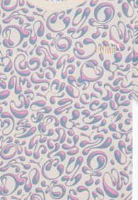 Vitt kortärmat t-shirt med ett abstrakt mönster av rosa och blåa flytande former. Inkluderar en liten guldfärgad "PUMA"-logotyp på bröstet.