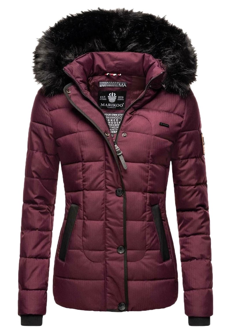 Veste d'hiver matelassée couleur marron avec capuche bordée de fourrure noire, fermeture zippée et boutonnée à l'avant, et poches latérales bordées de noir.