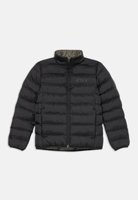 Veste matelassée noire avec un col montant, fermeture éclair et doublure à carreaux. Présente des sections matelassées horizontales et un léger éclat.