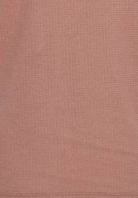 Tessuto a maglia waffle di un rosato tenue, caratterizzato da una superficie testurizzata con un motivo a griglia. Materiale morbido e flessibile, adatto per abbigliamento casual.