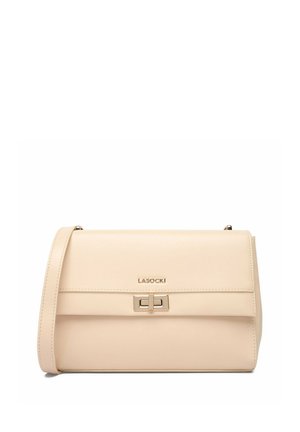 Bolso de hombro de cuero beige con solapa, cierre giratorio dorado y logotipo dorado de LASOCKI en la parte delantera.