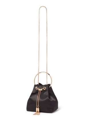 Musta satiininen nyörikassi, jossa on kultainen ketjuhihna, pyöreä kultainen kahva ja etuosassa tupsukoristeita.