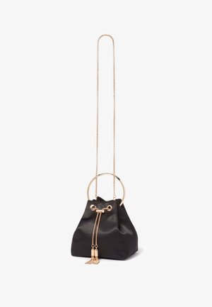 Czarna satynowa torba na sznurku z złotym łańcuszkowym paskiem, okrągłym złotym uchwytem i frędzlami z przodu.