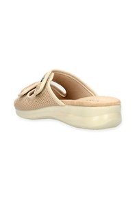 Sandal in rete beige senza chiusura, con una soletta morbida e testurizzata, suola in gomma, ritagli rotondi e un design curvo per il massimo comfort.
