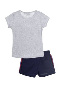 Graues Baumwoll-T-Shirt mit kurzen Ärmeln, kombiniert mit navyblauen Shorts, die einen seitlichen Streifen in Rot und Blau sowie eine Gesäßtasche haben.
