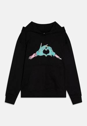 Sort hættejakke med et grafisk design af to hænder, der danner en hjerteform i teal og pink. Lavet af blødt materiale med en frontlomme.