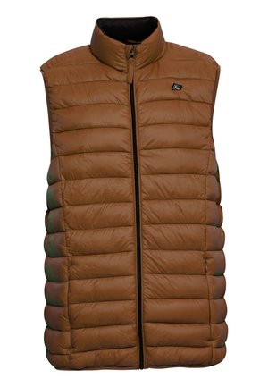 Brun puffervest med høy krage, med hel glidelås, horisontal quilting og en logopatch på brystet. Jevn tekstur.