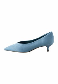 Zapato de tacón azul de ante con punta afilada y tacón bajo tipo kitten. Textura lisa, diseño minimalista y silueta elegante.