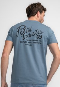 Petrol Industries - T-shirt z nadrukiem