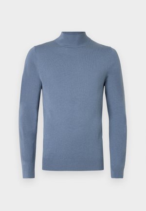 Ljusblå polotröja i stickat tyg med långa ärmar, ribbad krage och fåll. Enkel design utan synliga mönster.