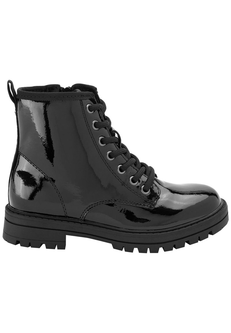 Bottines en cuir verni noir avec un bout arrondi, un laçage à l'avant et une semelle en caoutchouc texturée, dotées d'une languette à l'arrière.