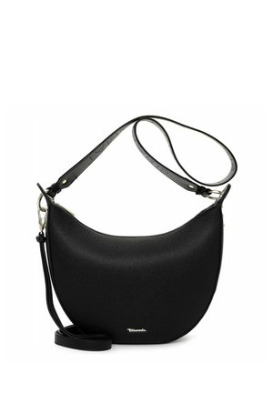 Schwarze Leder-Schultertasche mit geschwungener Form, strukturierter Oberfläche, verstellbarem Riemen und kleinem metallischem Logo. Reißverschluss oben.