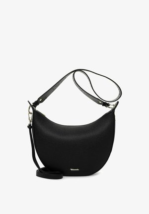 Schwarze Leder-Schultertasche mit geschwungener Form, strukturierter Oberfläche, verstellbarem Riemen und kleinem metallischem Logo. Reißverschluss oben.